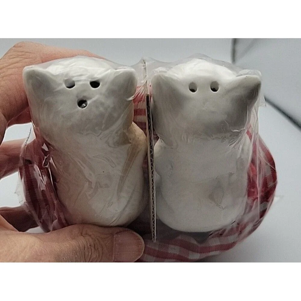 Vtg Ceramic White Cats Wicker Basket Salt + Pepper Shakers Set Picnic Cloth NEW!